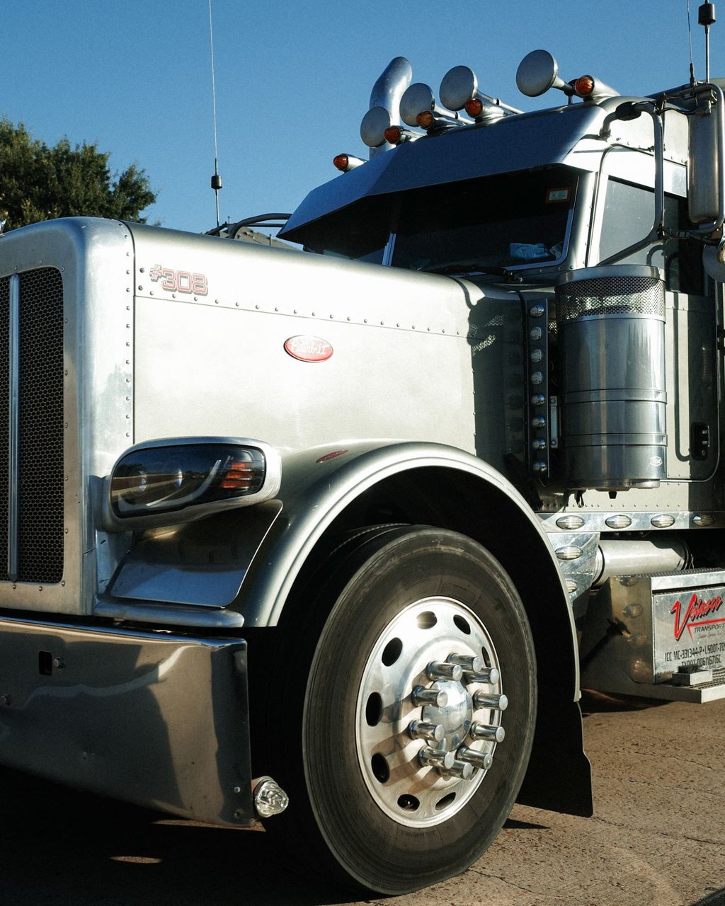 Free A gleaming silver semi-truck parked under bright daylight in Houston, Texas. Stock Photo